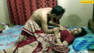Big sex toy in pussy of hot Indian aunty Video